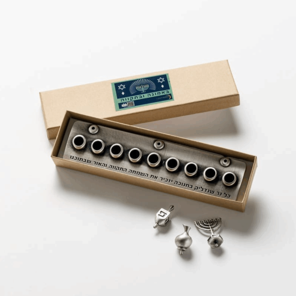 חנוכייה עם סמלי חנוכה