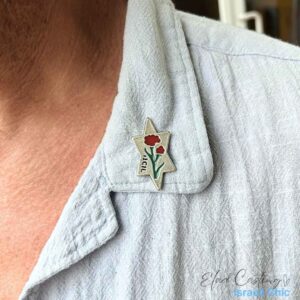 סיכת ליום הזיכרון פרח דם במכבים 'יזכור'