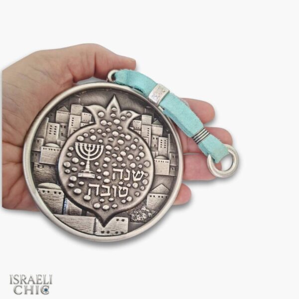 ⁦תליון דקורטיבי לתלייה על הקיר– רימון "שנה טובה" בציפוי כסף⁩ – תמונה ⁦3⁩
