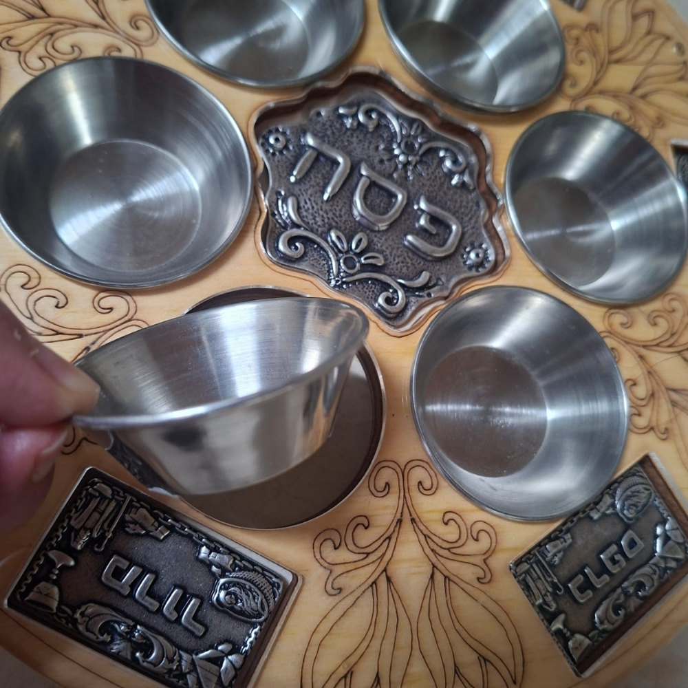 תקריב צלחת פסח