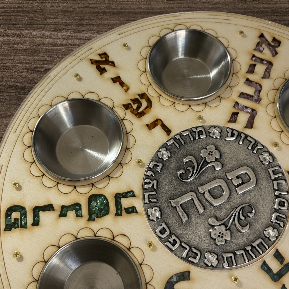 תקריב צלחת פסח עבודת יד