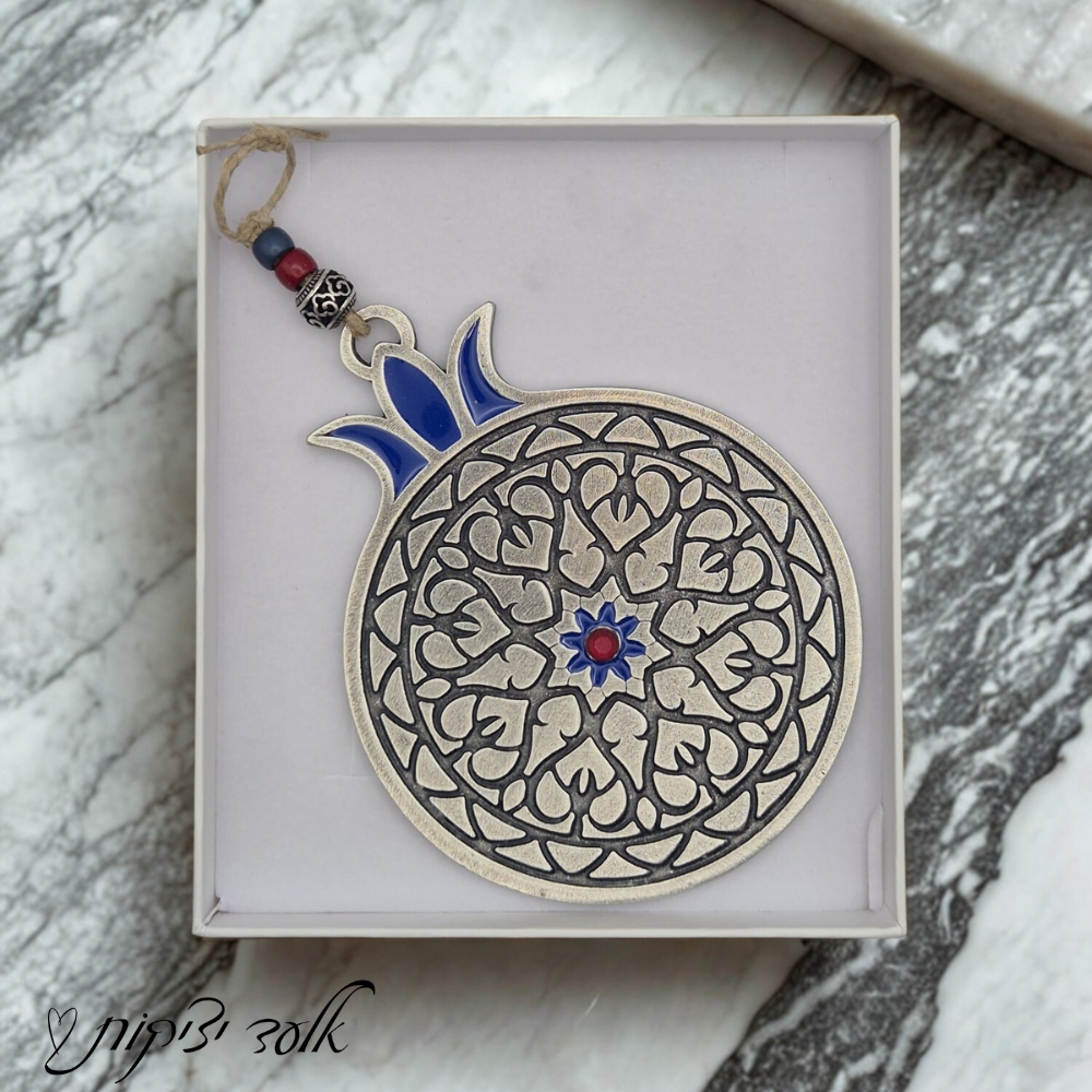 רימון מעוצב לתלייה על הקיר